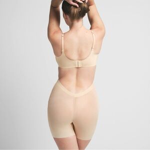 ✨SKIMS SHEER SCULPTING LOW BACK SHORTS SAND XS